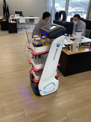 服務機器人哪家強？擎朗領跑智能展廳新趨勢